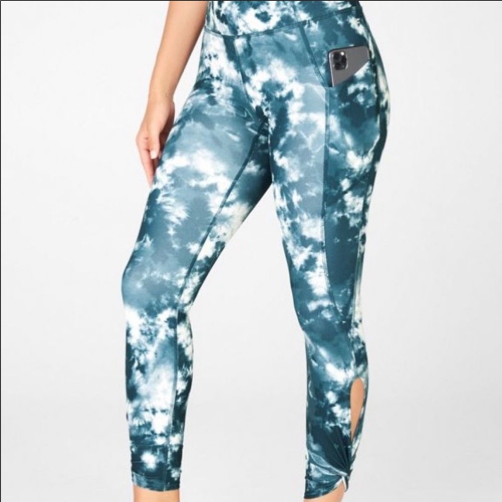 Fabletics Oasis High-Waisted 7/8 Twist Legging. Grotto color. New with tags.